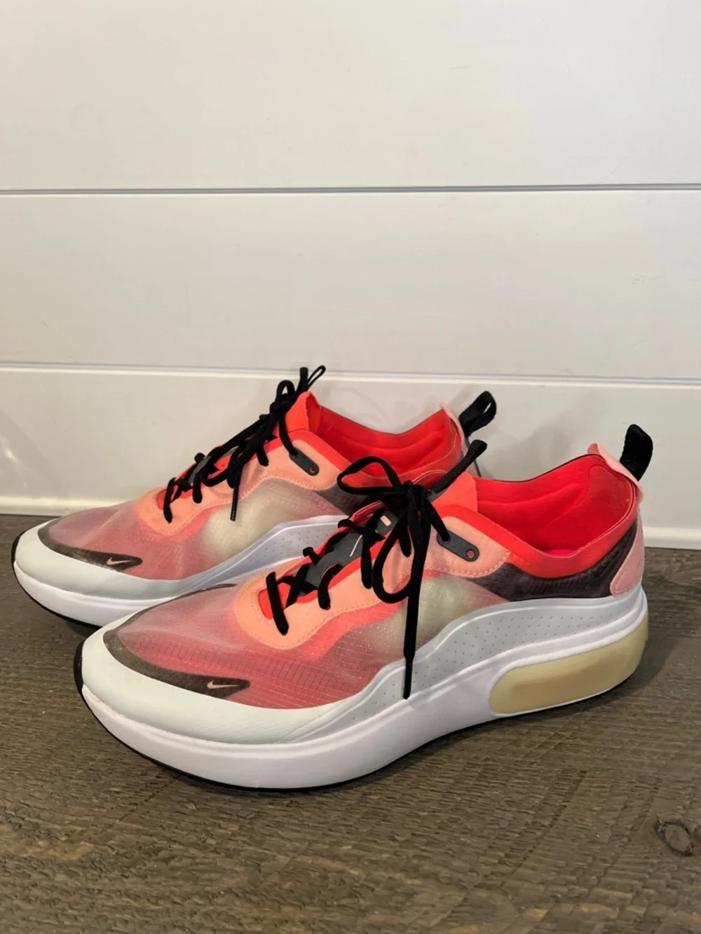 Nike Women's Air Max Dia SE Flash Crimson Sneakers 12 or mens 10.5